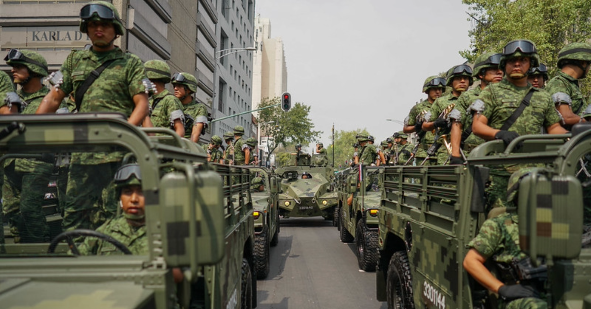 Soldados del ejército mexicano patrullando en vehículos militares durante operativos de seguridad pública en la Ciudad de México