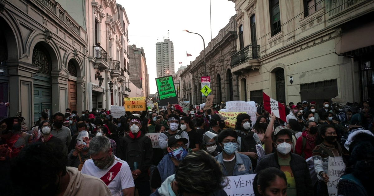 Vista urbana en América Latina con edificios y personas en el espacio público.
